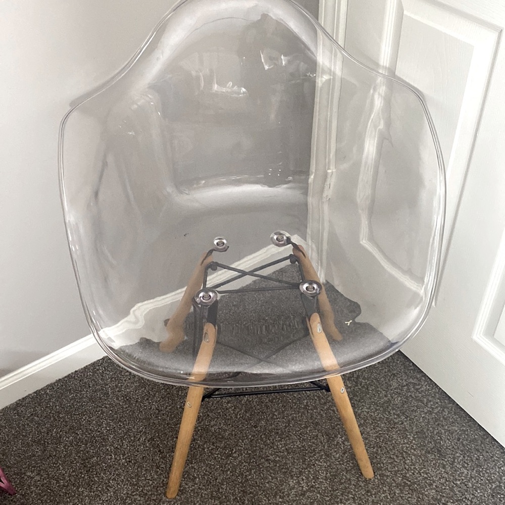 Clear acrylic Chair, good condition barley used! This item was decor only